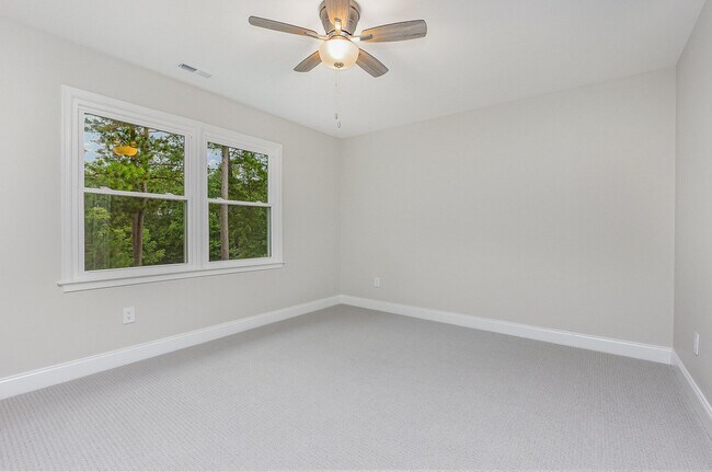 Building Photo - Stylish Renovation with Golf Course Views ...