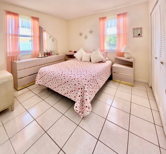 Building Photo - 938 Sumter Rd E