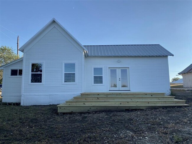 Building Photo - 305 Hall St