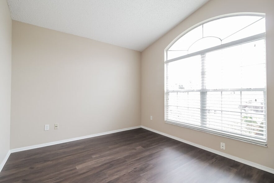 Building Photo - 2230 Justin Ave