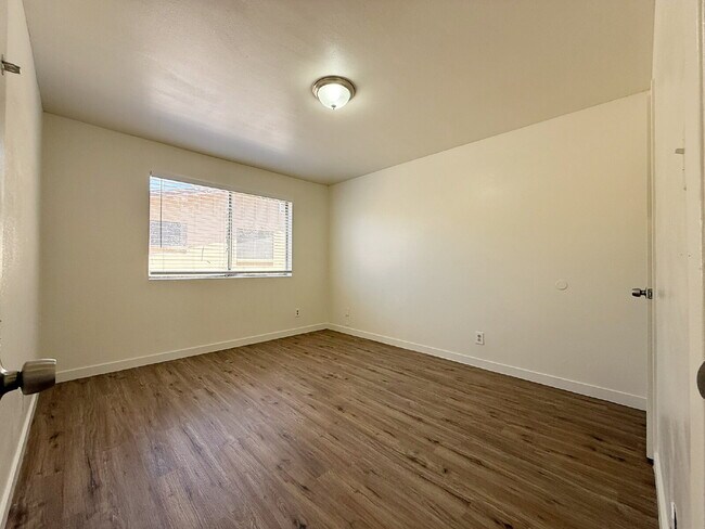 Building Photo - Fully Remodeled 2-Bedroom Townhome in Prim...