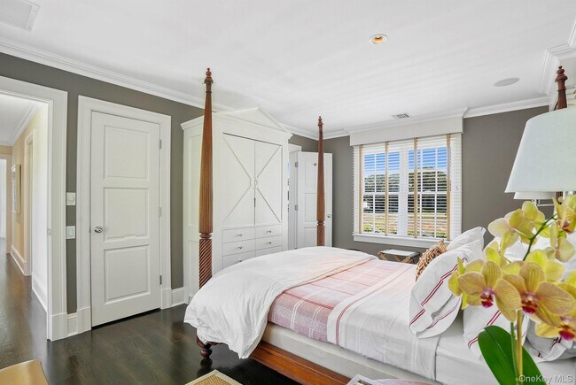 Building Photo - 10 Horse Meadow Ln