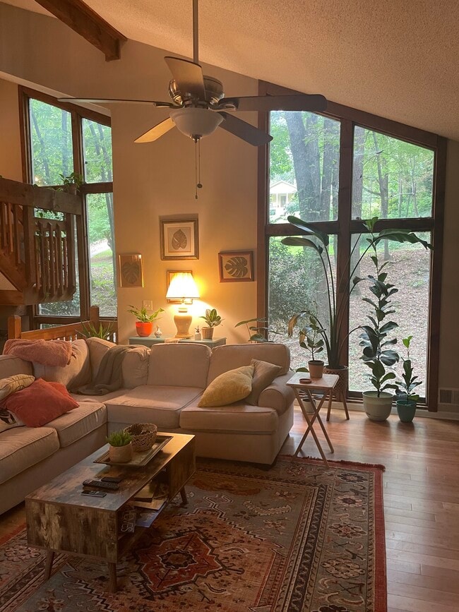 Building Photo - 1543 Hillhaven Dr