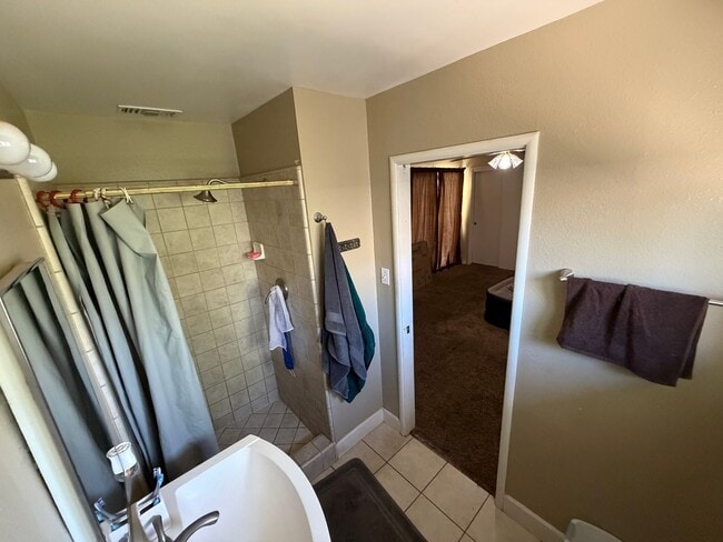 Building Photo - 4752 Crestview Dr