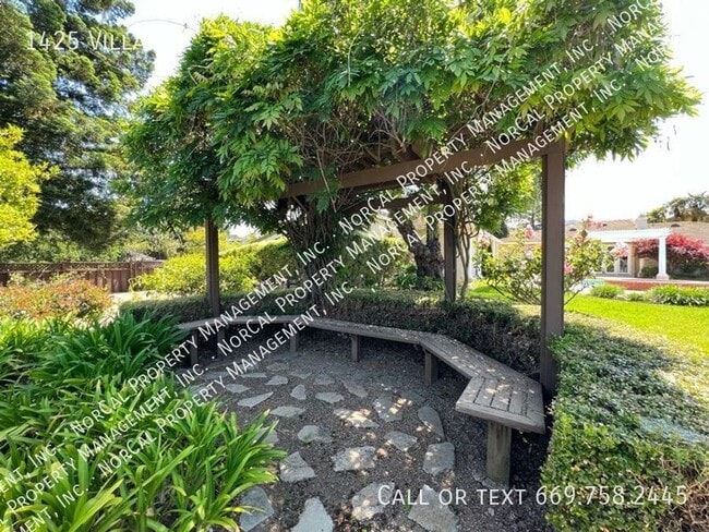 Building Photo - 1425 Villa Dr