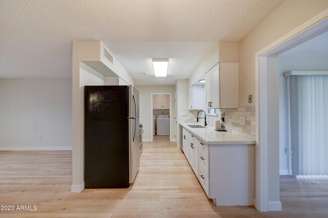 Building Photo - 10144 W Cheryl Dr