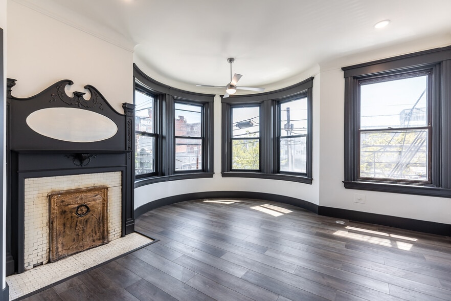 Upstaged primary bedroom - 728 E McMillan St