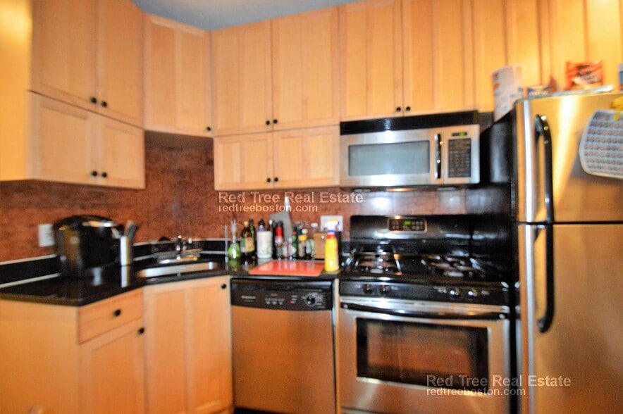 Building Photo - 73 Thatcher St