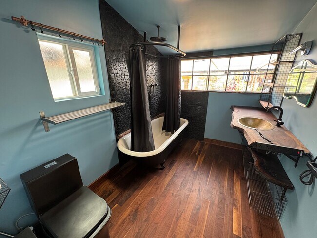 Building Photo - Remodeled 3BR/2BA Oasis with Hot Tub, Saun...