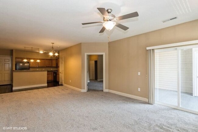 Building Photo - $2,100 | 3 Bedroom, 2 Bathroom Condo | No ...