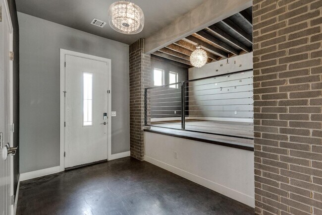 Building Photo - 2125 Heavenly Dr