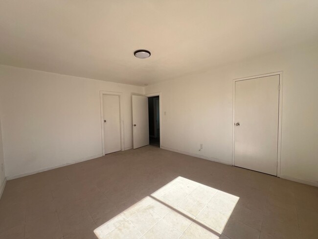 Building Photo - 3 Bedroom 2 Bathroom House Located in Gran...