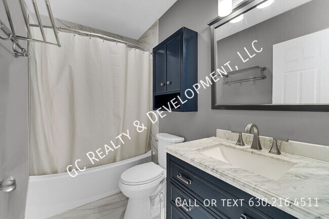 Building Photo - 1048 N Lawndale Ave