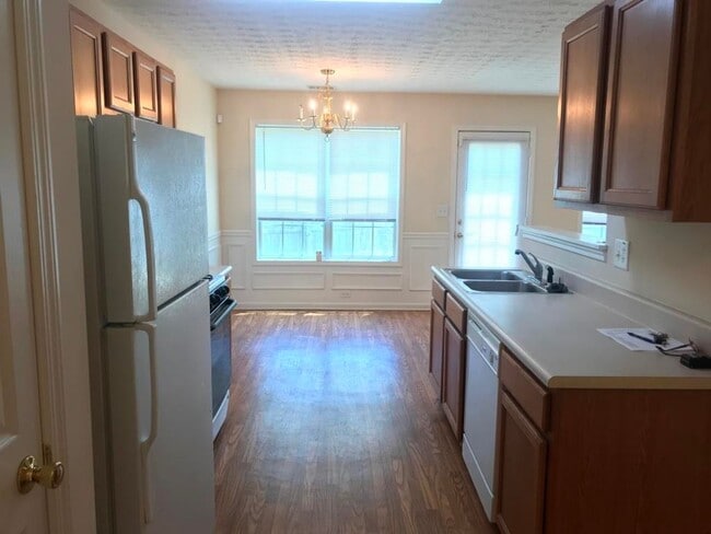 Building Photo - Spacious and Beautiful 3 Bedroom Home