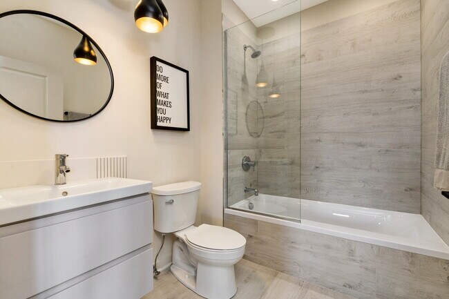 Building Photo - 6035 W North Ave