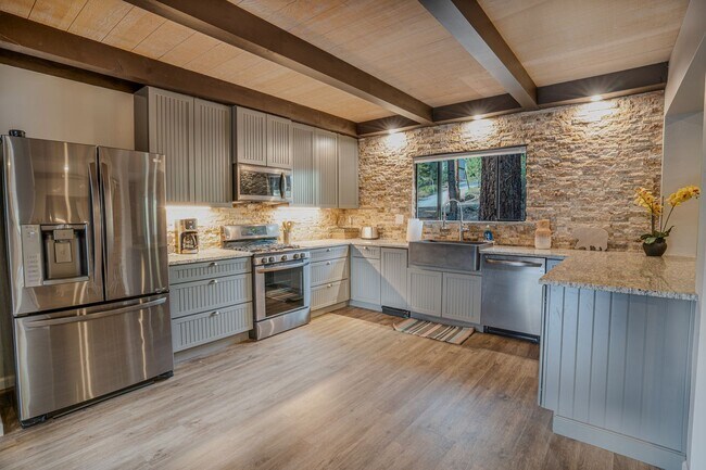 Building Photo - SKI LEASE:  Family Home with 1-Car Garage,...