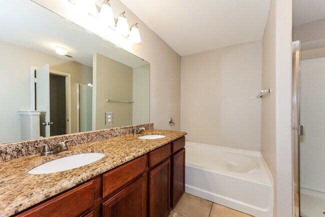 Building Photo - 1917 Indian Lilac Dr