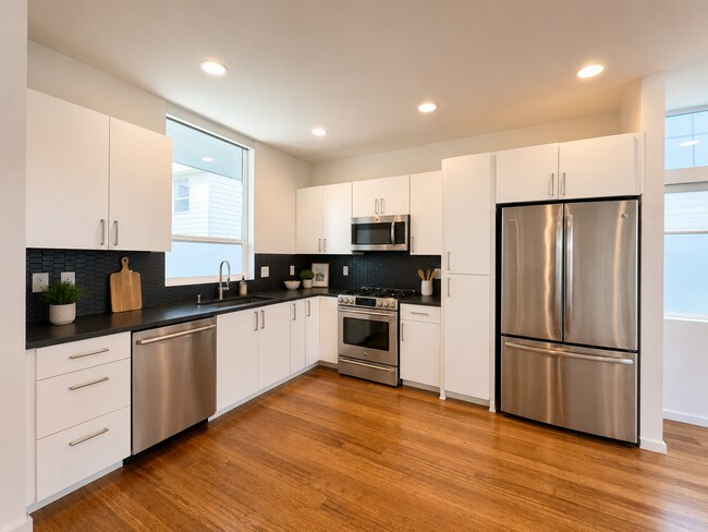 Building Photo - 709 18th Ave S