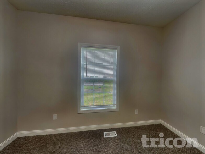 Building Photo - 4687 Bayview Dr