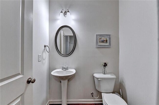 Building Photo - 5880 Vinyard Ln