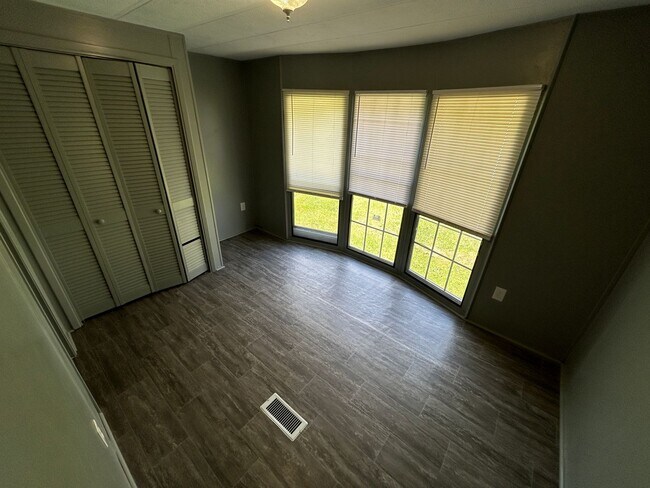 Building Photo - Newly Remodeled 2b/2b in East Asheville