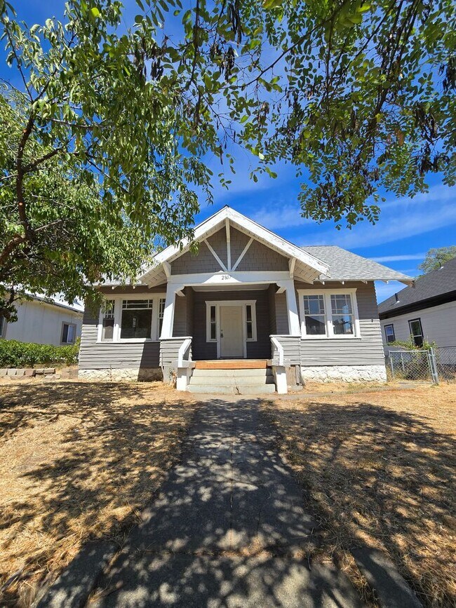 Building Photo - Centrally located 4 bedroom home