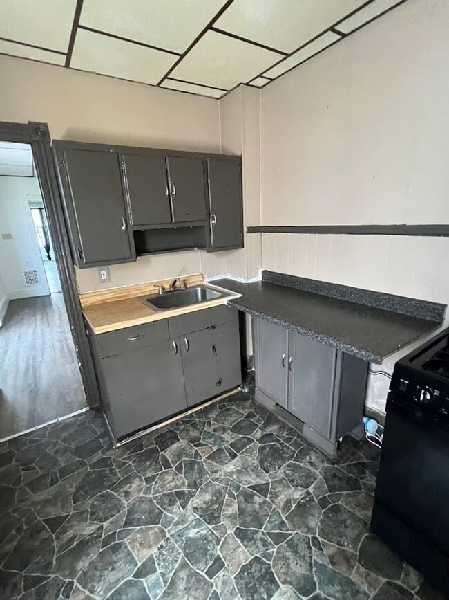 Building Photo - First Floor One Bedroom Apartment