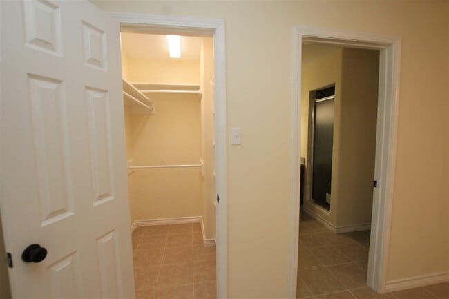 Building Photo - 4605 S Zapata Hwy