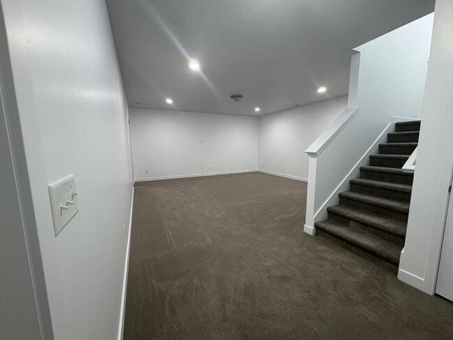 Building Photo - 6354 Upland View Dr