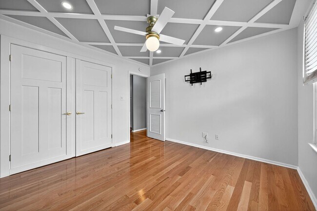 Building Photo - Beautiful 2 Bedroom, 1 Bathroom Condo In W...
