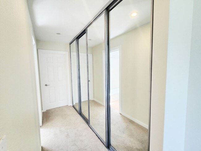 Building Photo - Spacious & bright 3 bedroom 2 bath home in...