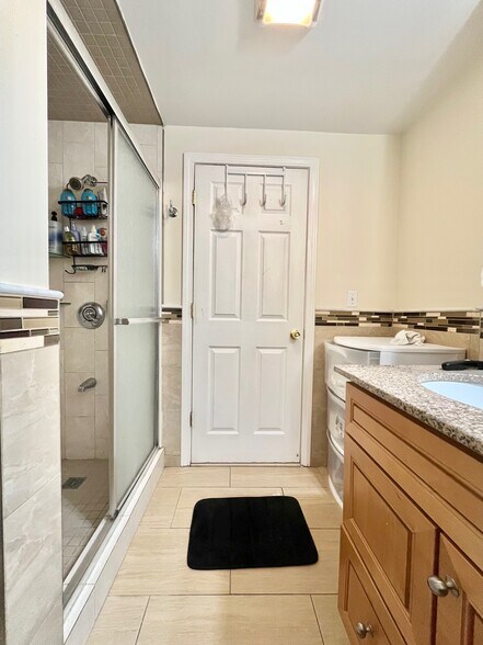 Building Photo - 716 E 6th St