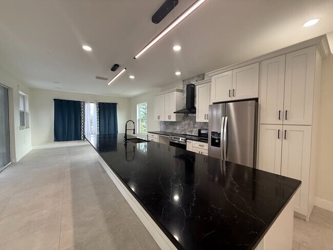 Building Photo - 1550 Center Rd