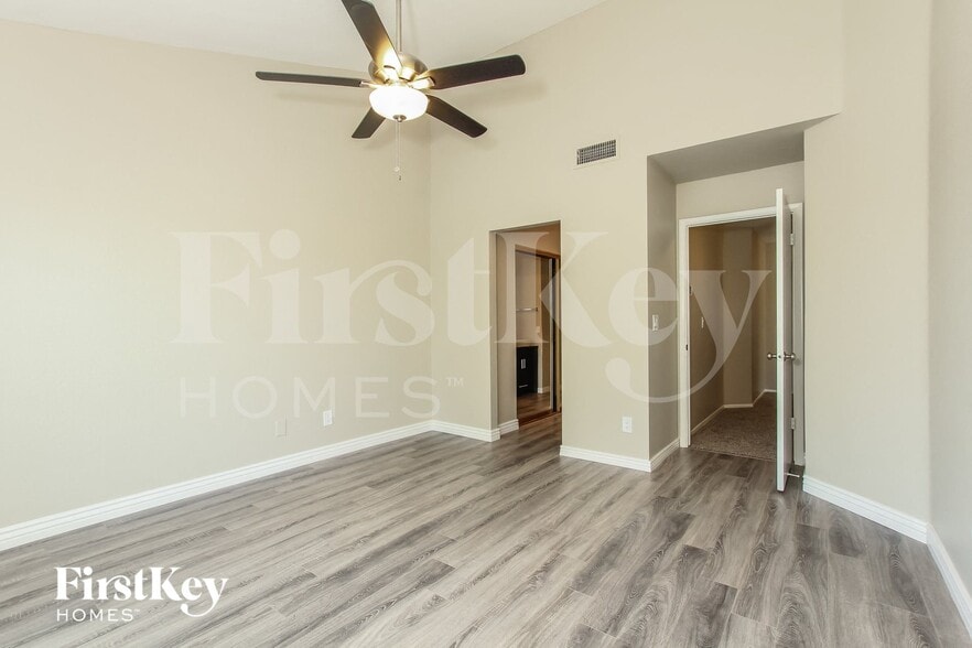 Building Photo - 521 E Wescott Dr