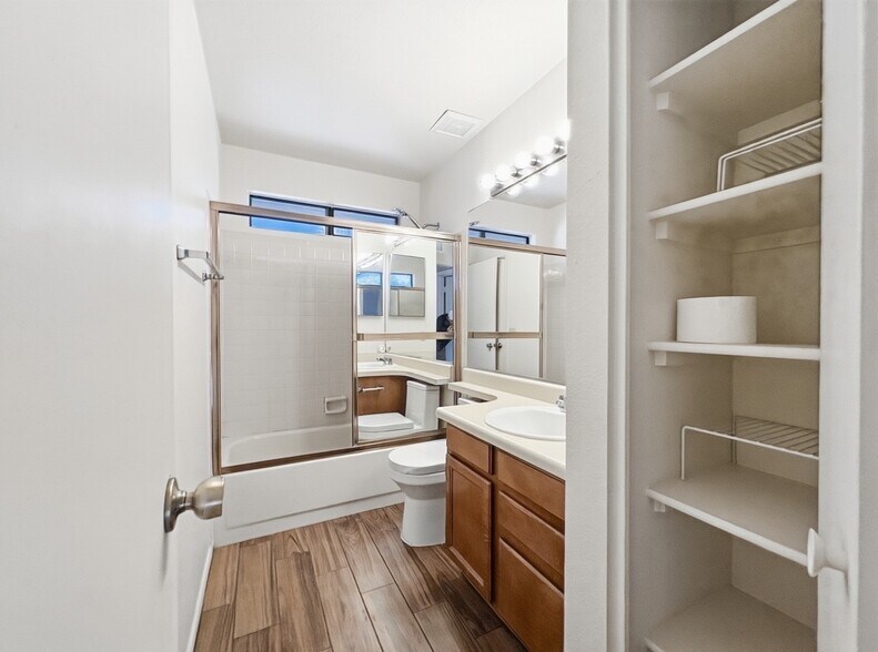 Building Photo - 921 W University Dr