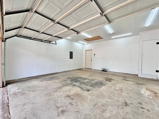 Building Photo - 4 Bed / 2 Bath Spacious One-Level Home with Large Backyard