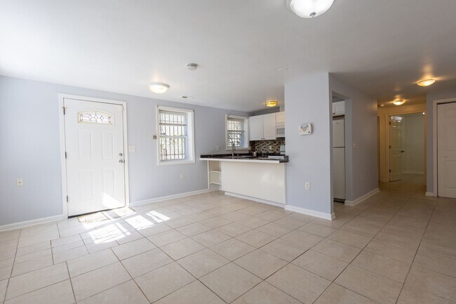 Building Photo - Charming 2 BR/1 BA Apartment in Washington...