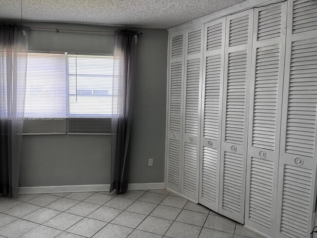 Building Photo - 1723 NE Miami Gardens Dr