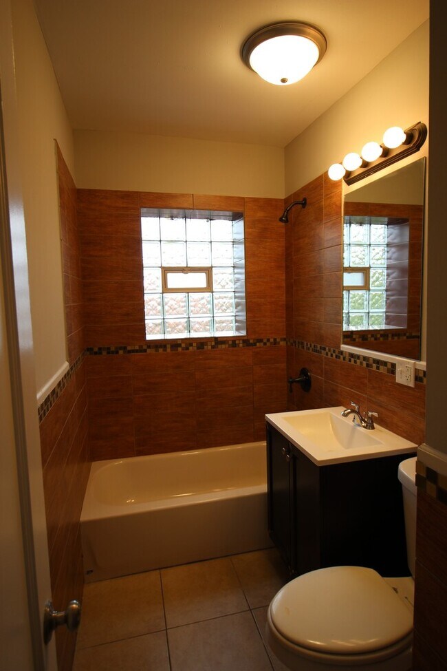 Building Photo - 3 Bed / 1 Bath Beautiful Rehabbed Apartment in Hermosa near Fullerton Bus, Restaurants & Shopping...