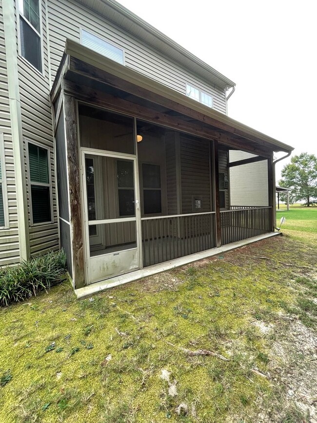 Building Photo - Spacious Residence 4 Bed, 2.5 Bath, Commun...