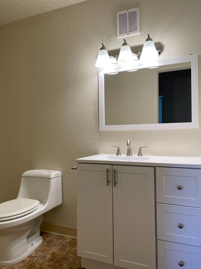 Building Photo - LOWER LEVEL 2 BED 1 BATH WITH FRESH PAINT AND NEW CARPET