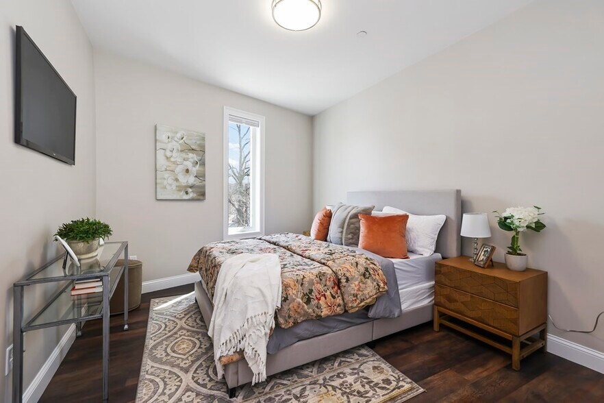 Building Photo - 734 South St