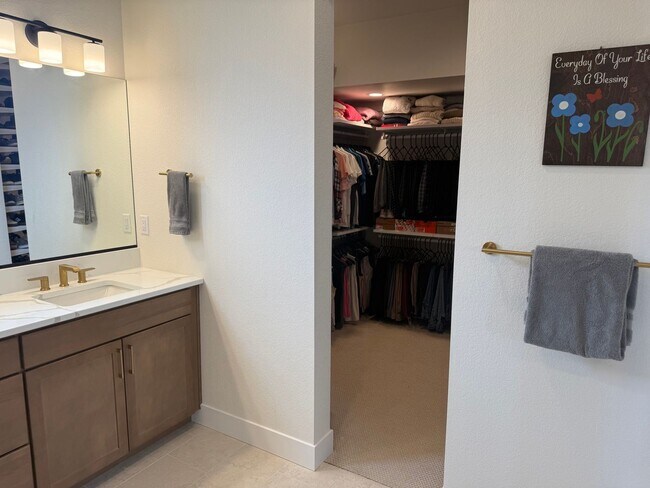 Building Photo - Stunning LIKE NEW 4 Bedroom in Wolf Ranch