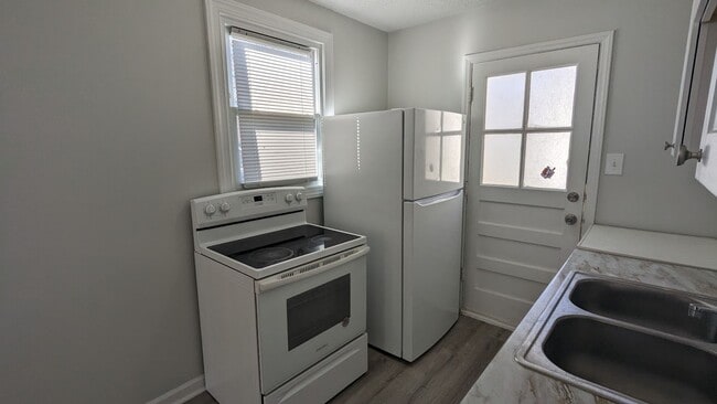Building Photo - 2bed/1bath HOUSE Greensboro, NC!!