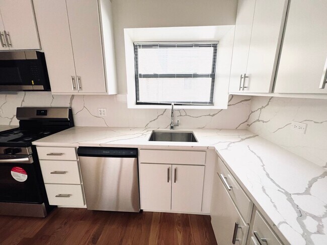 Building Photo - New Renovation 2 BR/2 BA right by the lake!