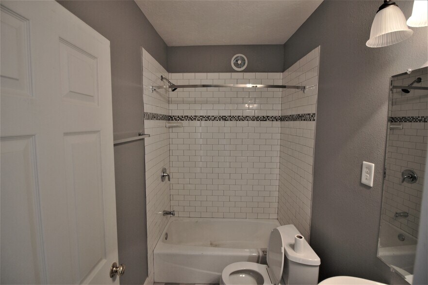 Building Photo - 4405 Woodside St