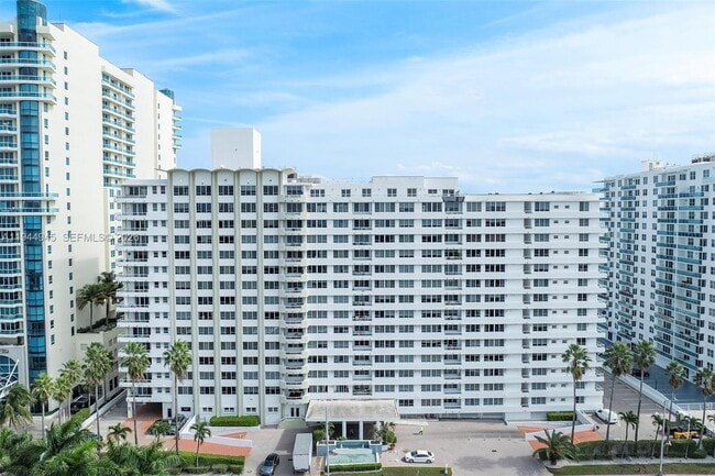 Building Photo - 5005 Collins Ave