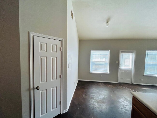 Building Photo - Application Special - 3/2 Home with a Yard and Central AC