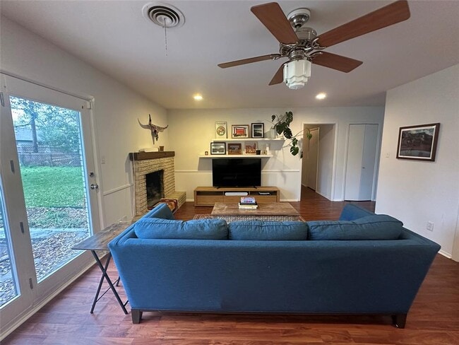 Building Photo - 1908 Pompton Dr