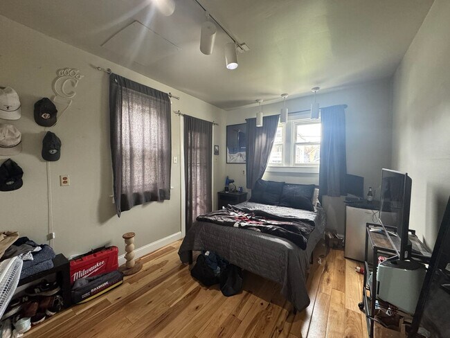 Building Photo - 6 bed/2 bath on Probasco St., Mins. from UC for Only $600/pp ($3,600/mo)! $250 SIGN ON BONUS FOR ...